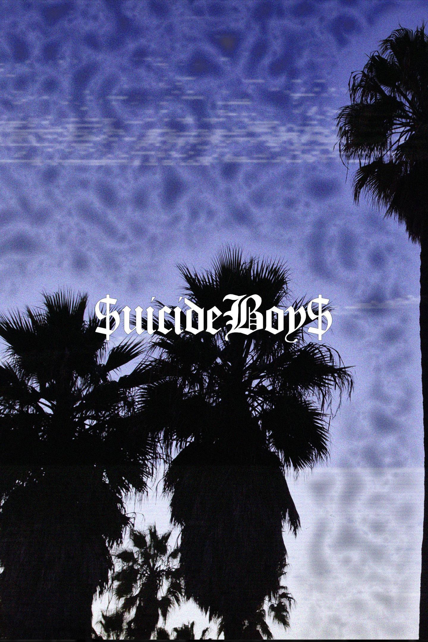 Suicideboys 紫灰雲朵 壁紙 — 棕櫚樹剪影映襯著帶紋理的藍天，並以哥德字體顯示文字 SuicideBoy$。