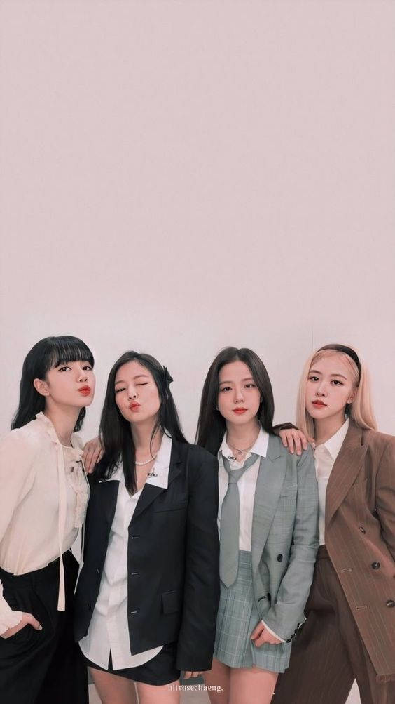 BLACKPINK成員Lisa、Jennie、Jisoo及Rose穿著長袖與西裝外套，展現時尚俐落風格的壁紙
