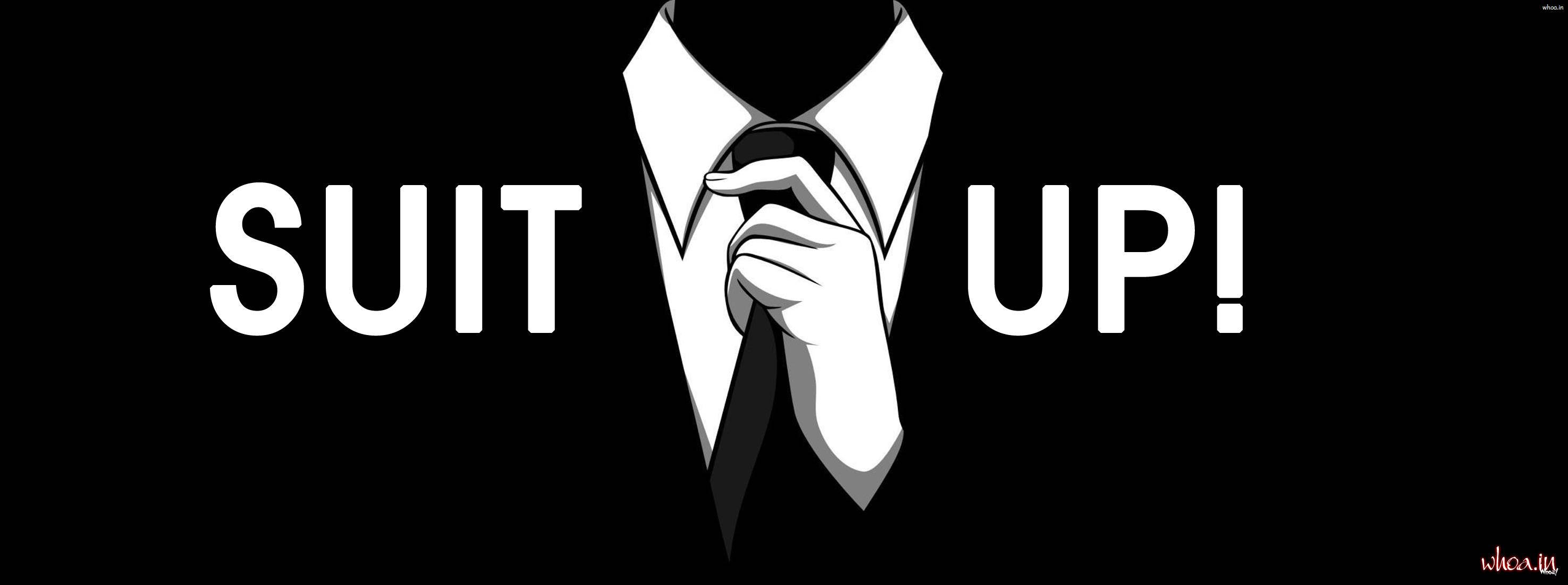 Suit Up Facebook封面語錄 壁紙 — 一個大膽的黑白圖形顯示一隻手在有領襯衫下調整領帶，並帶有大型文字「SUIT UP!」。