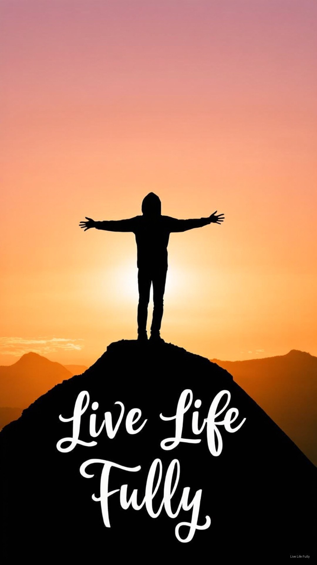 日落時分，一個人站在山頂上伸展雙臂的剪影，帶有「live life fully」文字
