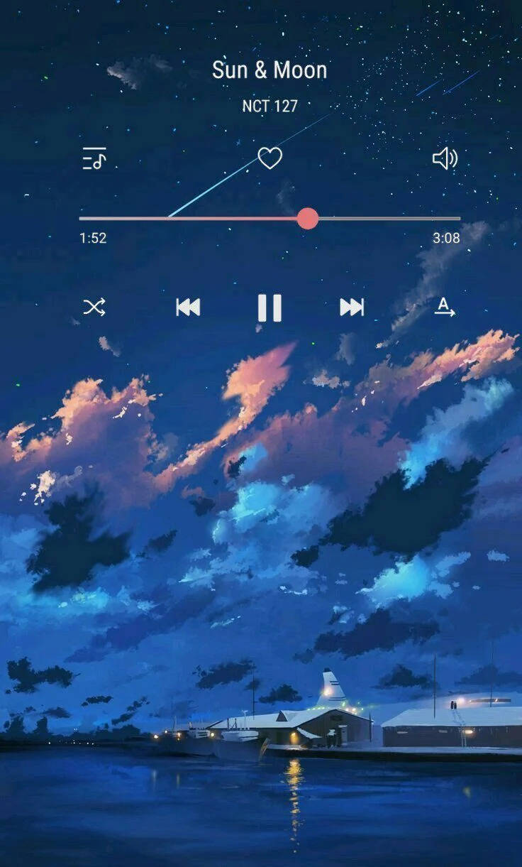 夜空，粉紅色和藍色的雲彩籠罩著海濱建築，帶有音樂播放器疊加層。