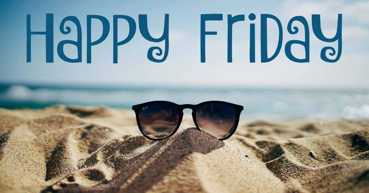  壁紙 — 太陽眼鏡放在有紋理的沙上，模糊的海平線上方有「Happy Friday」文字。