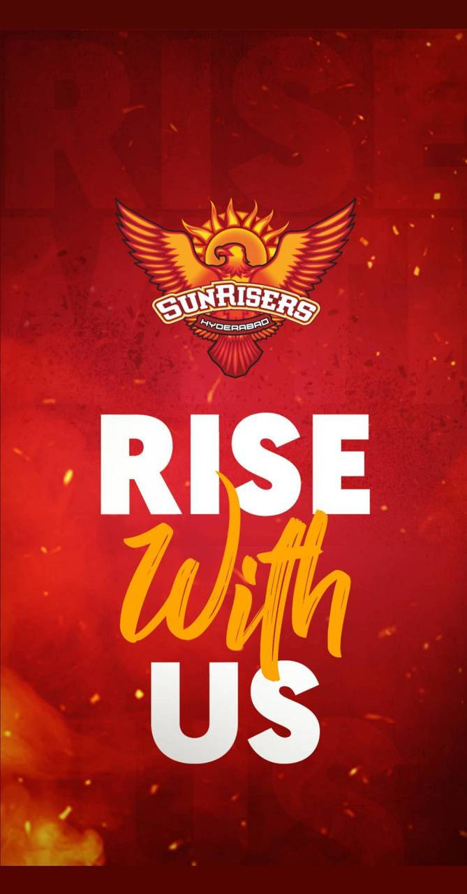 Sunrisers Hyderabad 球隊標誌，喺火紅背景上印有 'RISE With US' 標語。