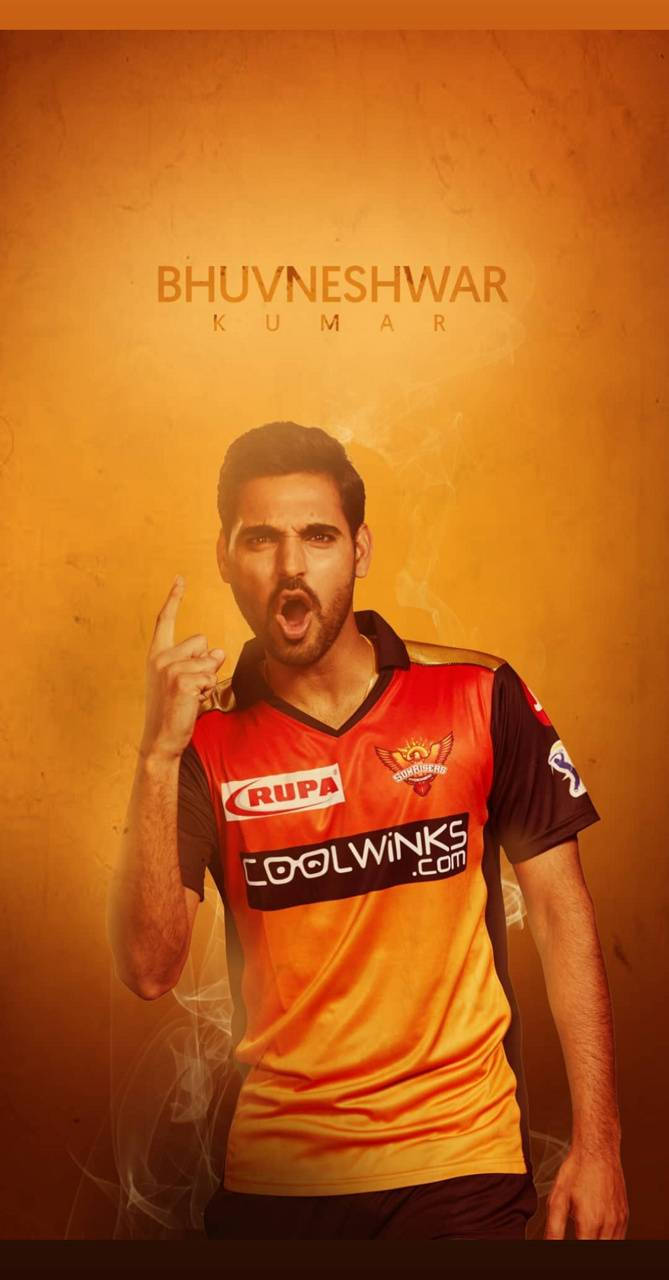 板球運動員 Bhuvneshwar Kumar 身穿橙色球衣舉起手指大喊。