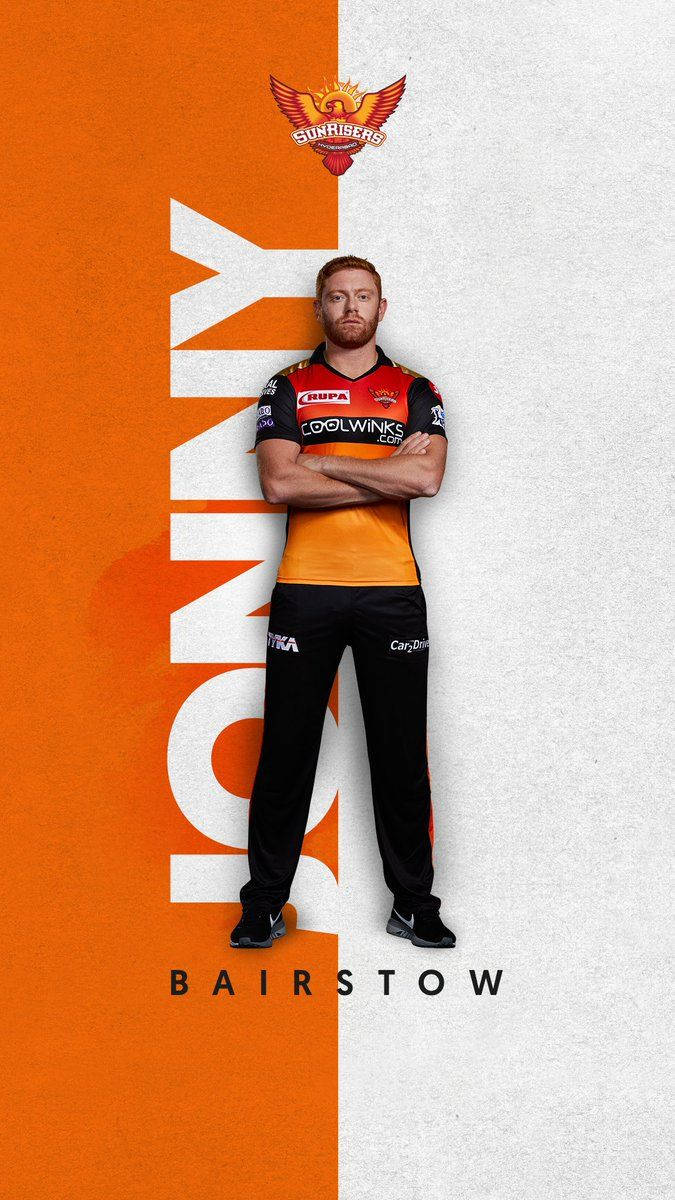 板球運動員 Jonny Bairstow 身穿隊服交叉雙臂擺姿勢。