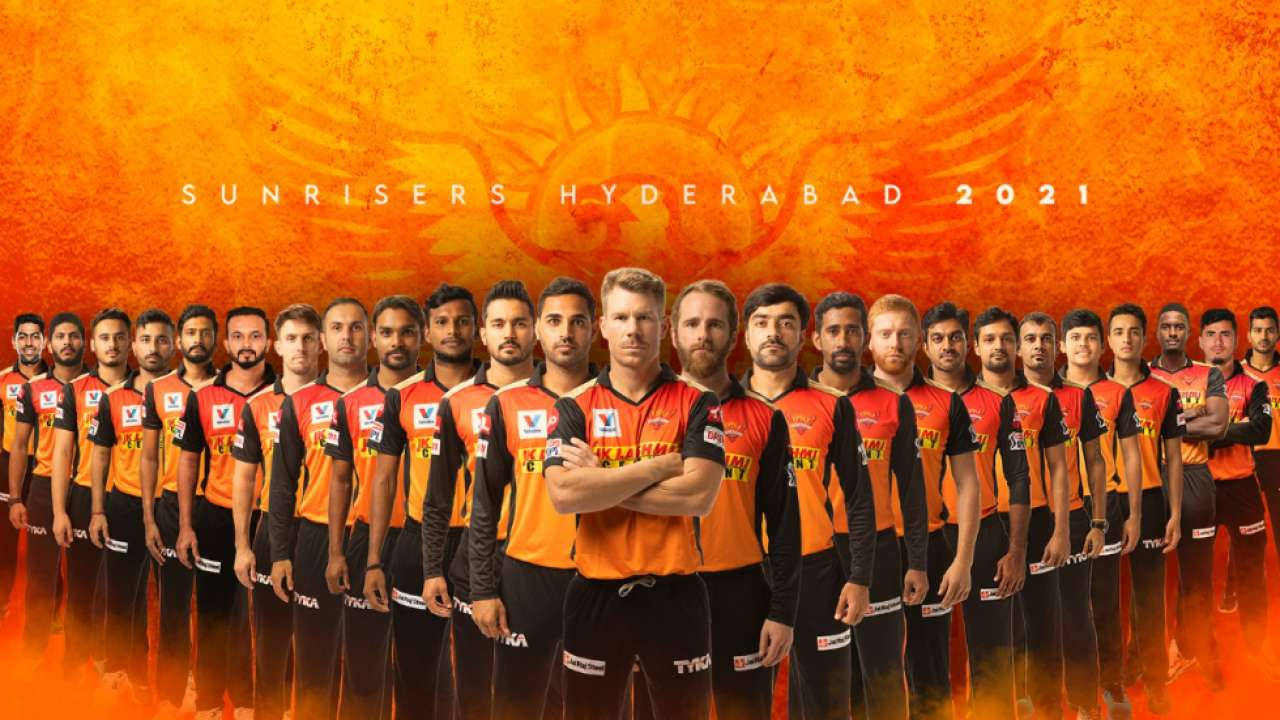 Sunrisers Hyderabad 板球隊穿著橙色和黑色制服，為2021年球隊照片擺姿勢。