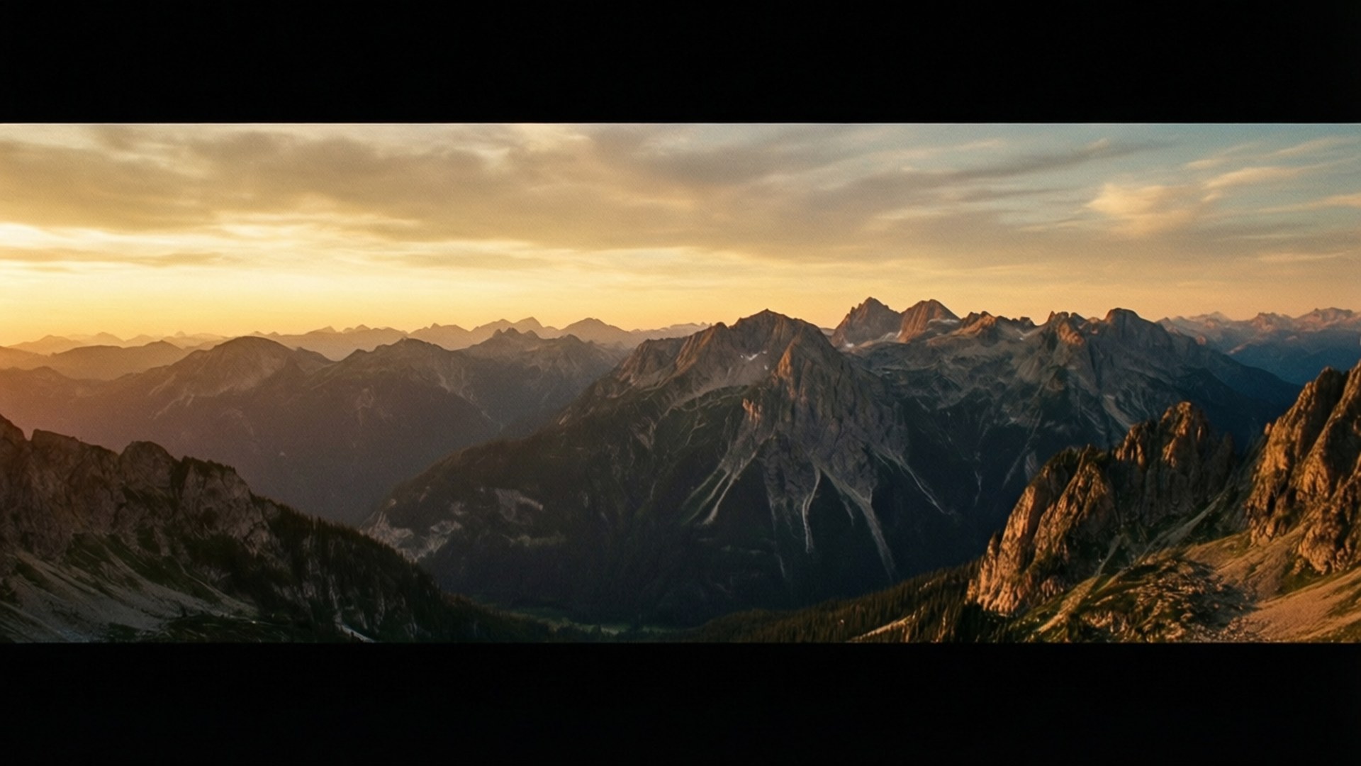 夕陽下的鋸齒狀山峰，層層疊疊的山脊消失在霧中。
