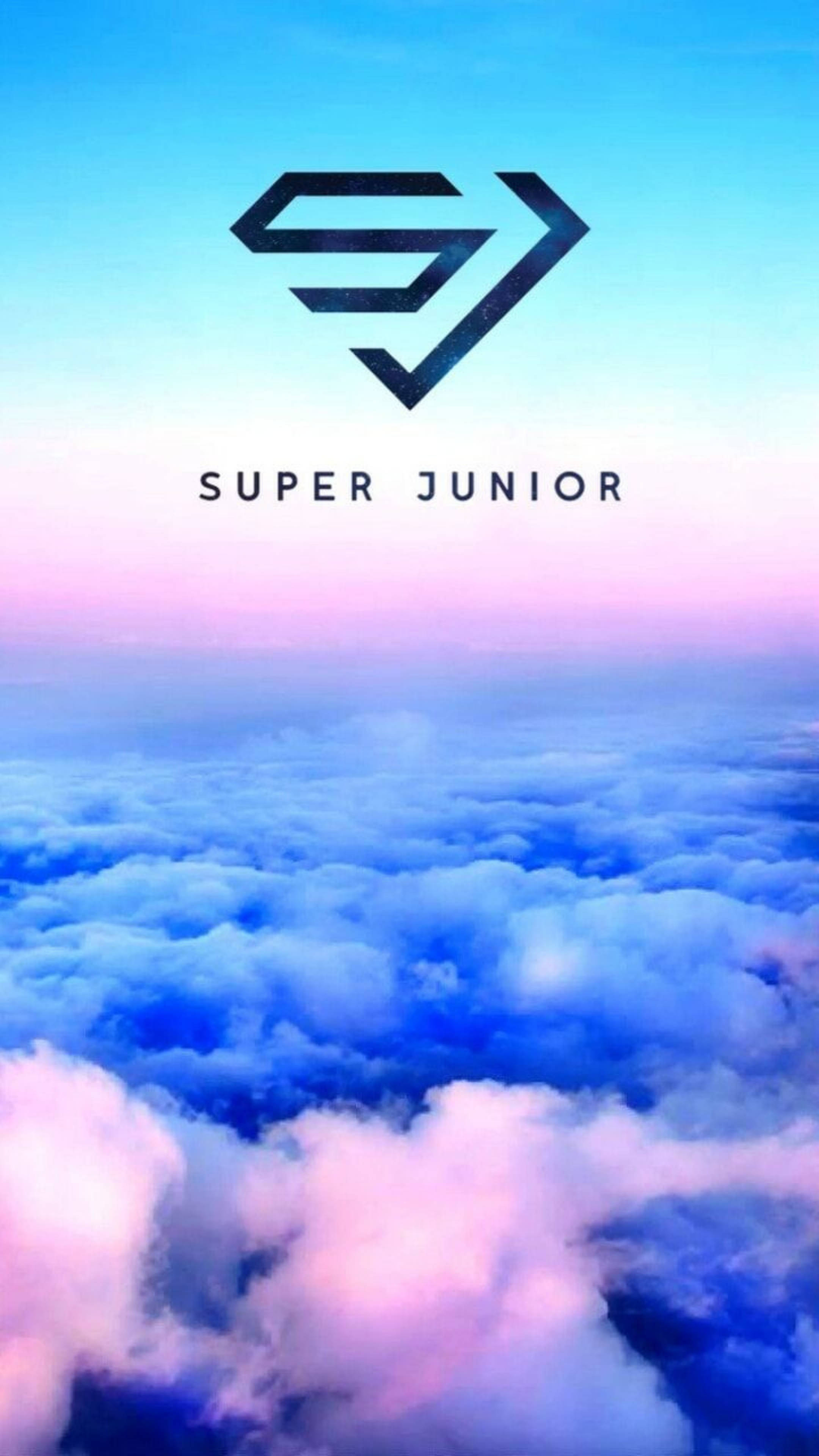 Super Junior 雲朵標誌 壁紙 — 一個風格化的Super Junior標誌漂浮在沐浴在粉紅色和藍色暮色色調的雲海之上。