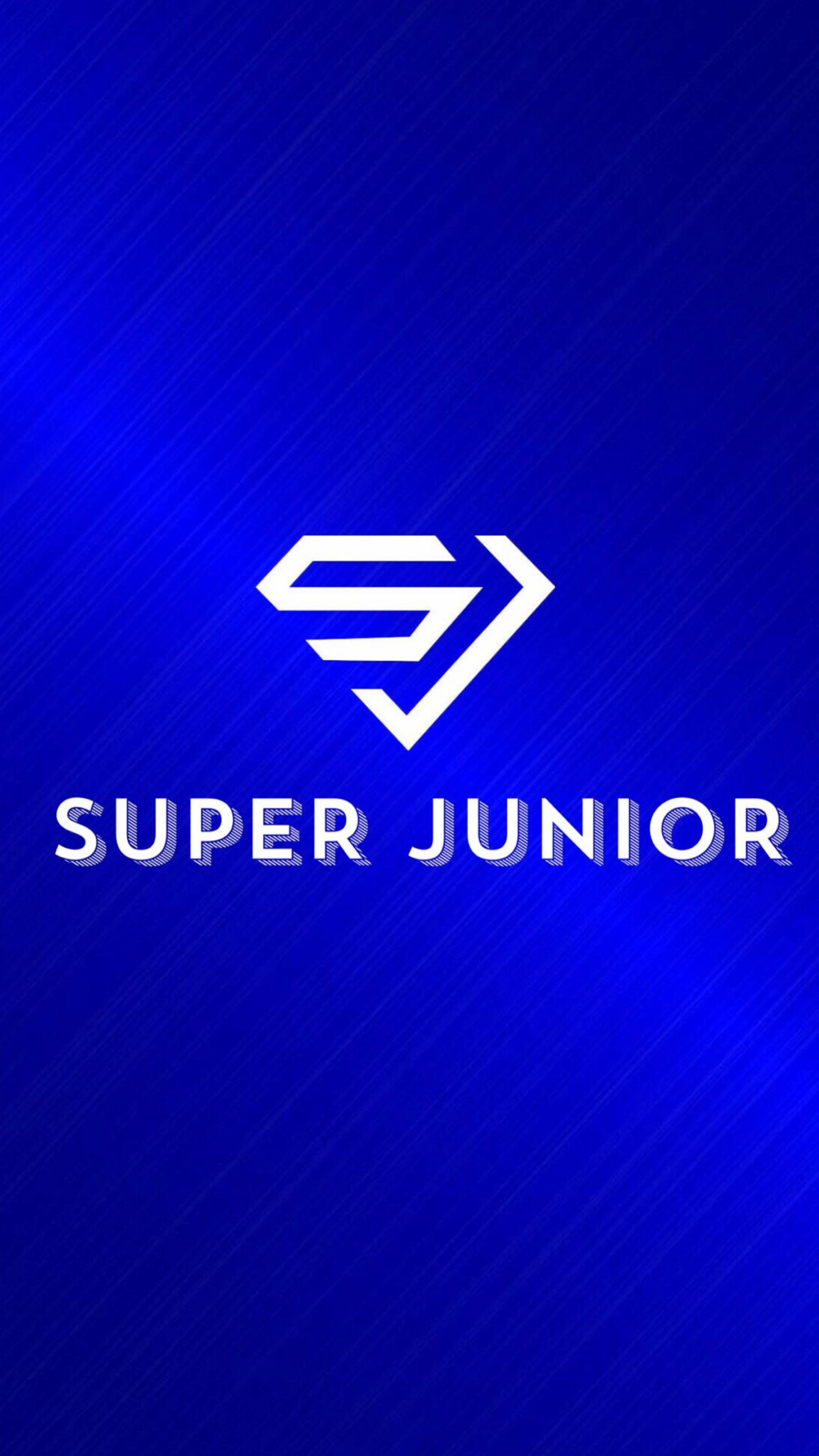 Super Junior 簡約標誌 壁紙 — 一個時尚的白色Super Junior標誌和文字，居中在充滿活力的藍色漸變背景上，帶有對角線條紋。