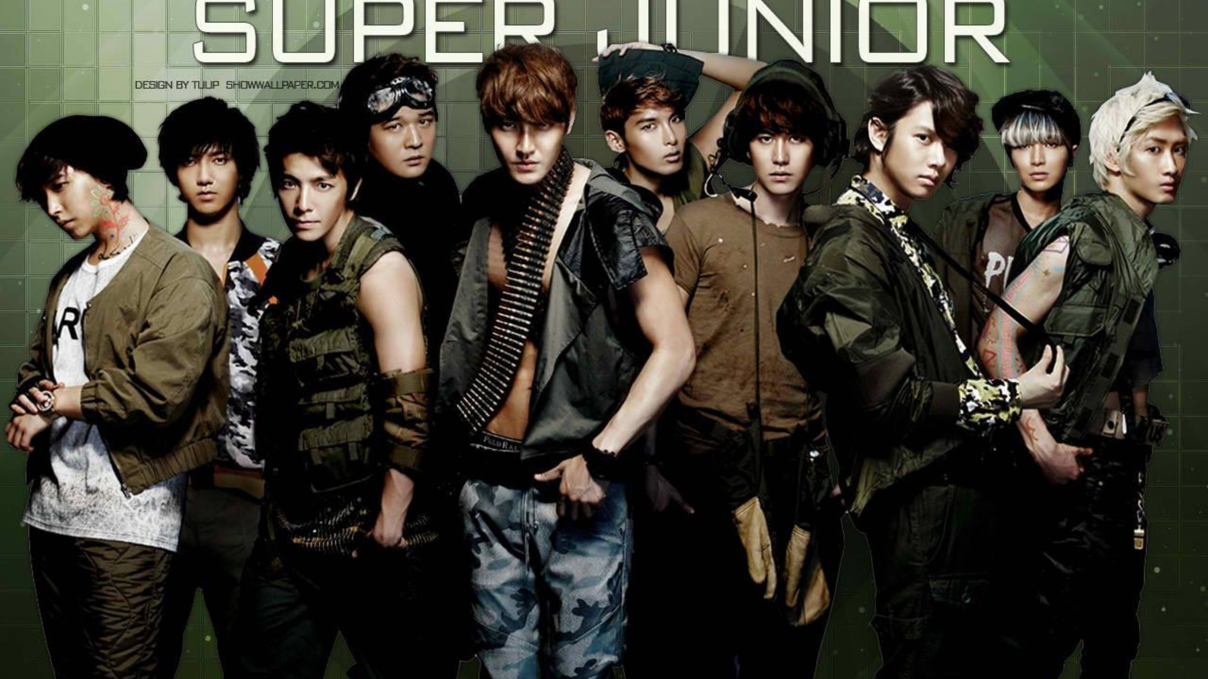 Super Junior演唱會現場 - 韓流之王 壁紙 — 七位身穿軍事風格服裝的男士，在綠色網格背景前自信地擺姿勢，並帶有「SUPER JUNIOR」字樣。