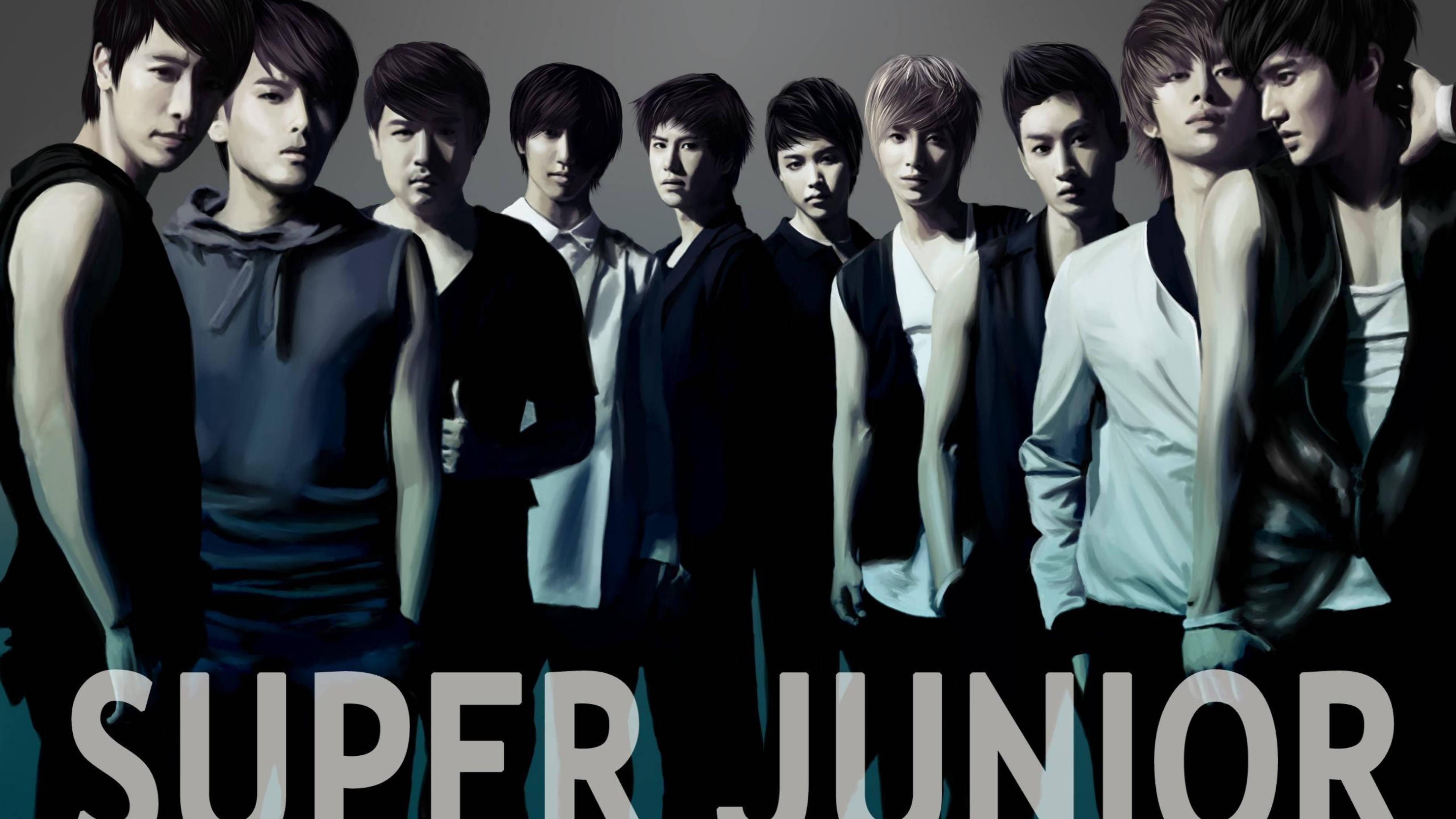 Super Junior 油畫風年輕時期 壁紙 — 九位年輕男士身穿深淺色衣服，在柔和灰色背景前擺姿勢的風格化團體肖像，下方有粗體文字。