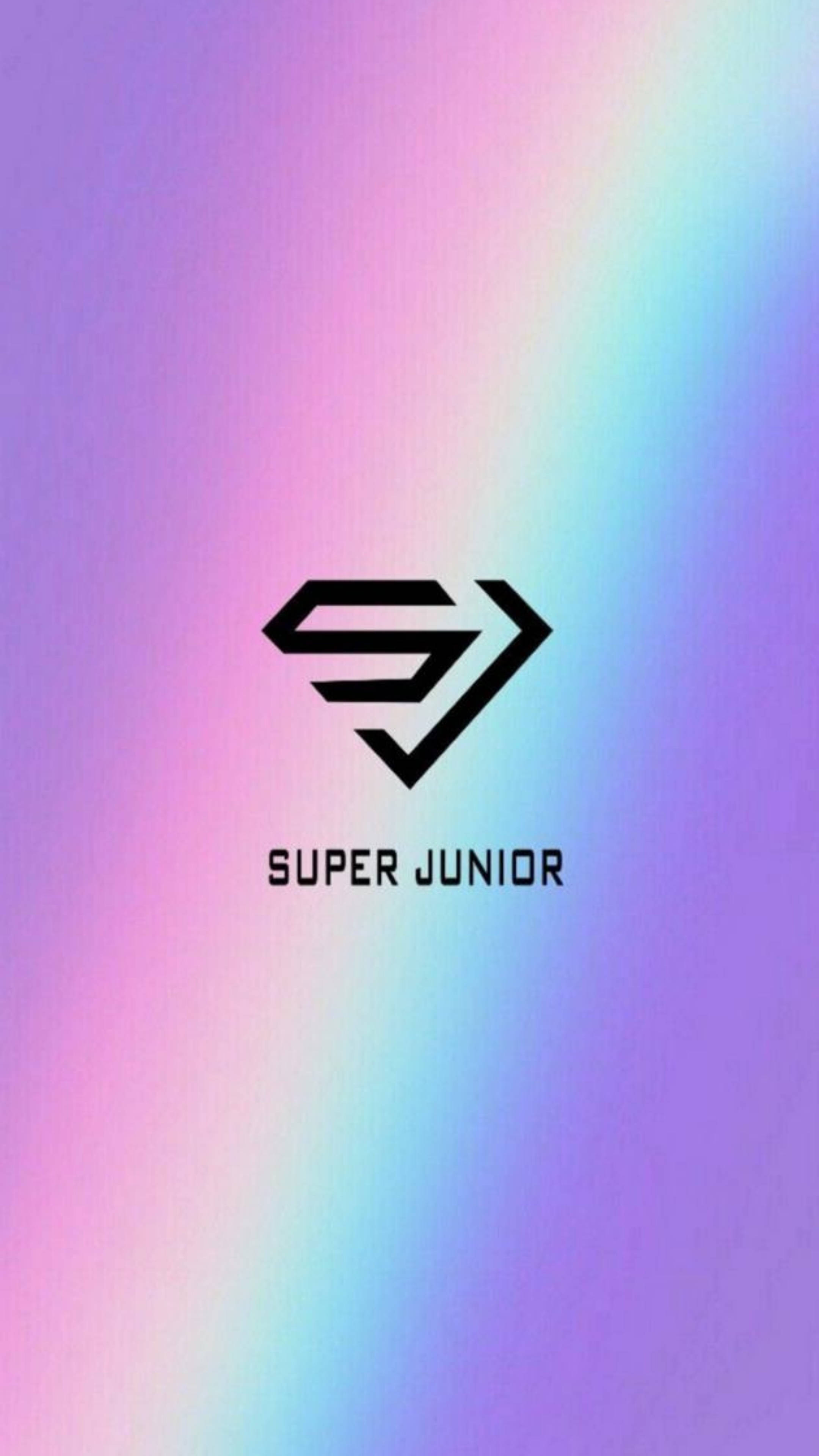 Super Junior 彩虹標誌 壁紙 — 一個時尚的黑色Super Junior標誌，居中放置在柔和漸變背景上，融合了粉紅、紫色和青色調。