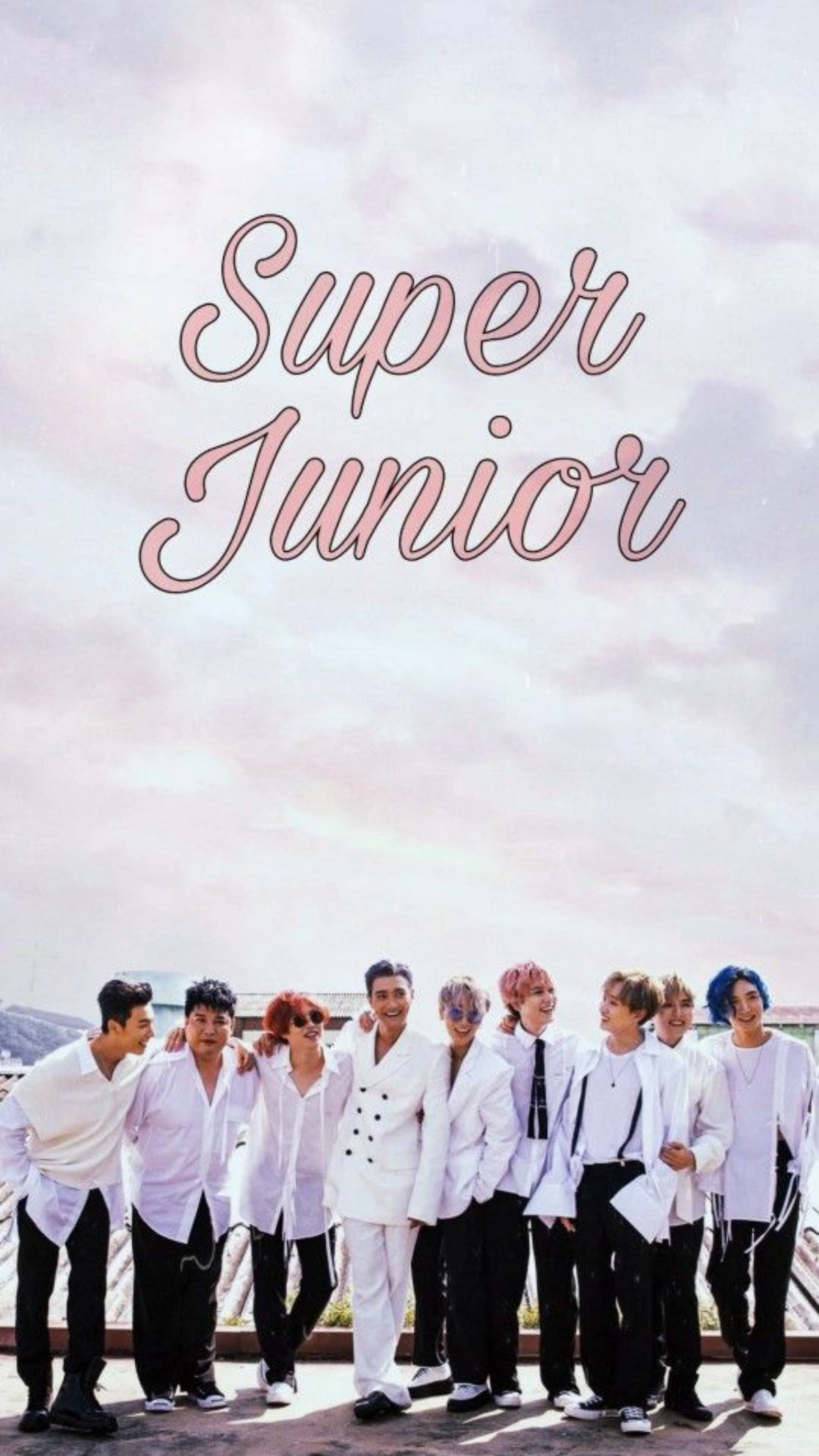 Super Junior 立體肖像照 壁紙 — Super Junior 成員身穿白色西裝，在柔和的粉紅色和藍色天空下，伴隨著蓬鬆的雲朵，愉快地擺姿勢。