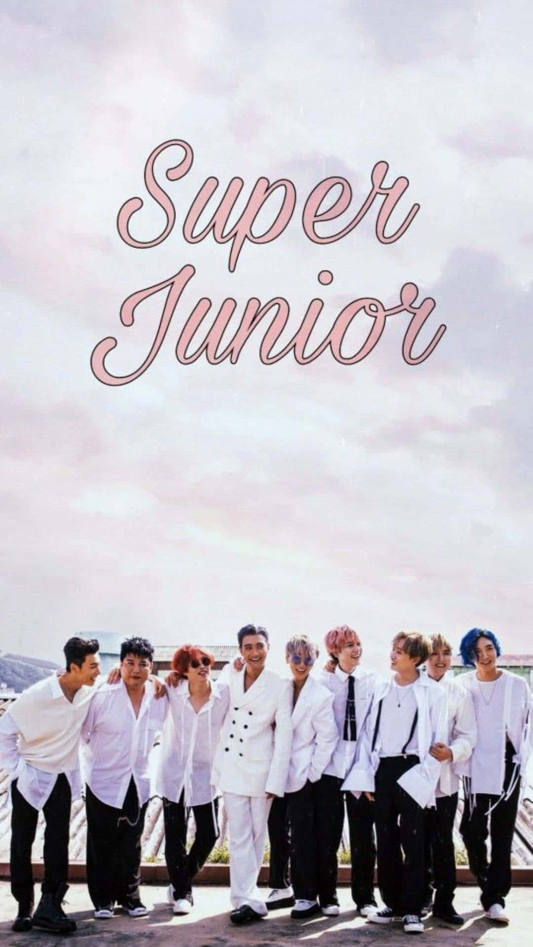 Super Junior白色Polo衫造型 壁紙 — 七名身穿白色西裝的男子在柔和粉藍色天空下的屋頂上站在一起，上方寫有「Super Junior」。