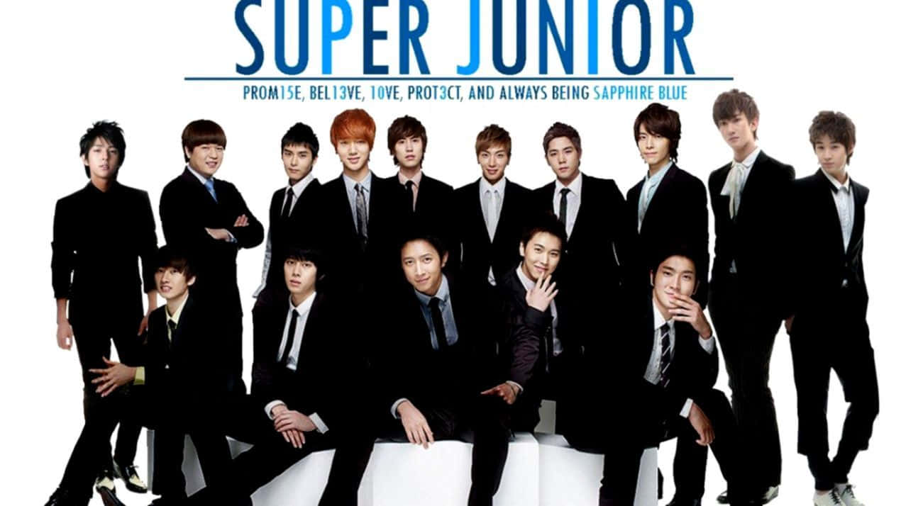 Super Junior穿西裝 壁紙 — 十一名身穿黑色西裝的男子在純白背景前自信地擺姿勢，上方有粗體藍色文字。