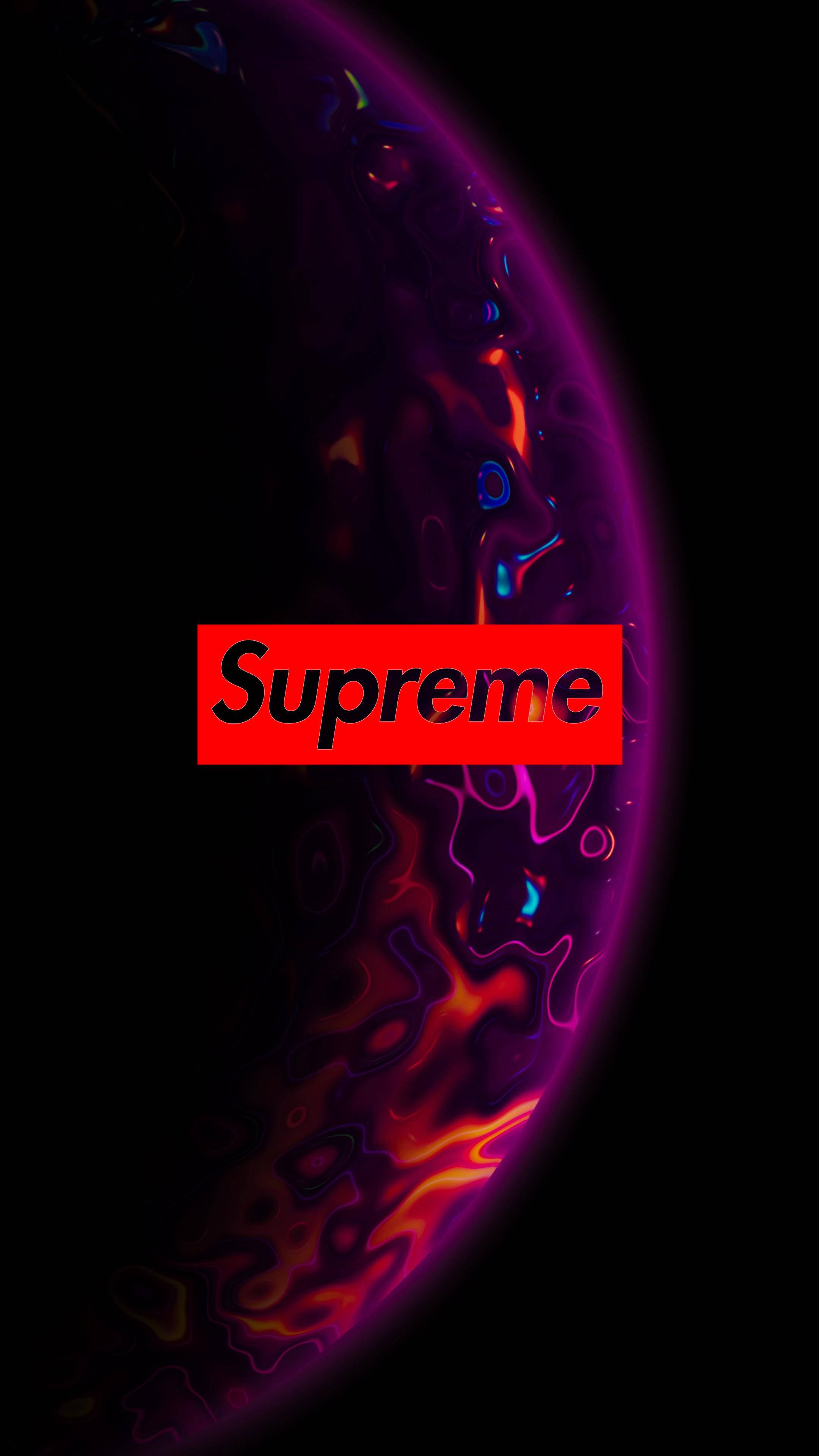 Superior Supreme 標誌與星球圖案 壁紙 — 一個充滿活力的宇宙行星，帶有旋轉的紫色、橙色和藍色星雲，在黑色虛空中置中一個醒目的紅色Supreme標誌。