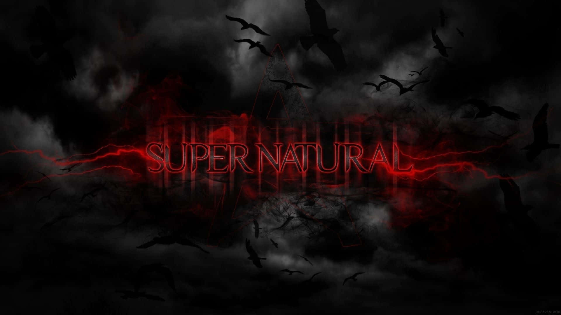 在黑暗暴風雨的天空中，被飛翔的烏鴉包圍的紅色發光文字 supernatural。 — 超自然 GIF 壁紙
