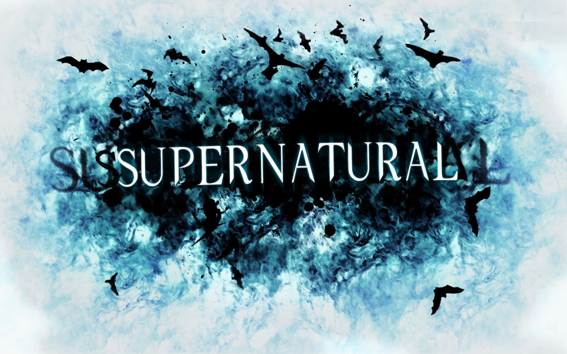 超自然 桌布 壁紙 — 「supernatural」一詞從旋轉的藍色墨水中浮現，周圍有蝙蝠剪影飛舞。