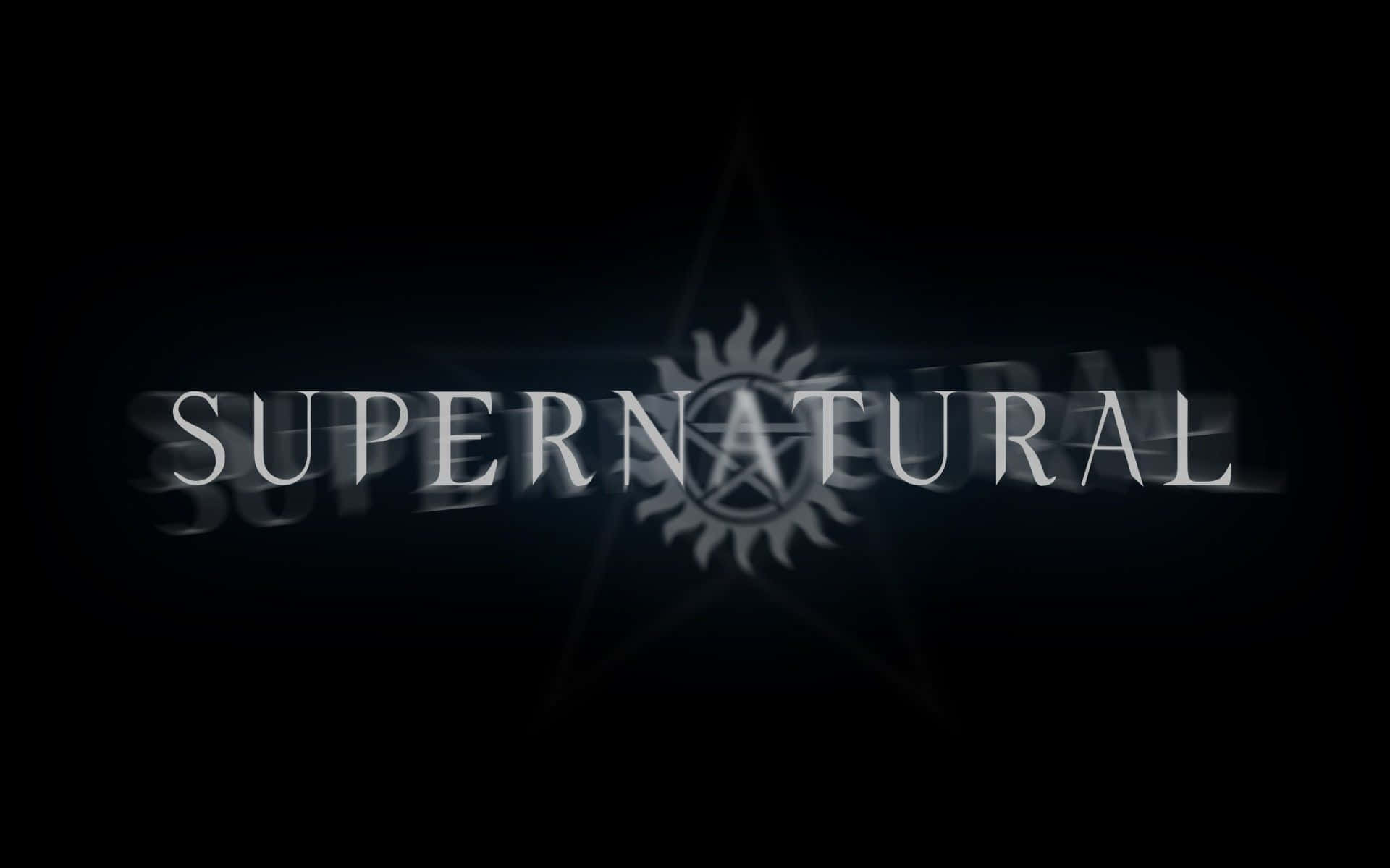 超自然 桌布 壁紙 — 「supernatural」呢個字以銀色字母喺黑色背景上發光，背後有模糊嘅五角星同太陽符號。