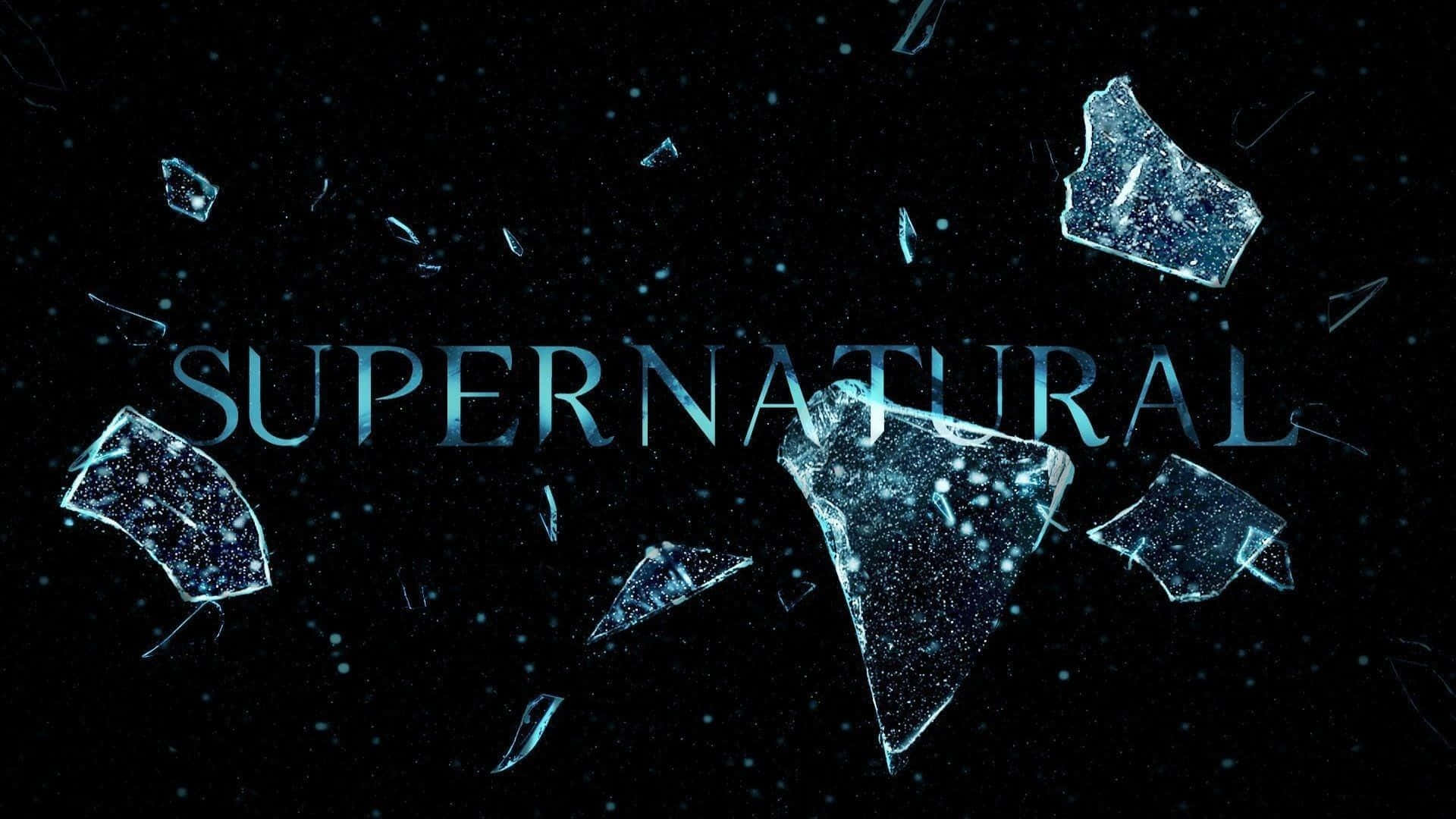 碎裂嘅玻璃碎片喺星空夜晚背景下揭示出「supernatural」呢個詞。 — 超自然 GIF 壁紙
