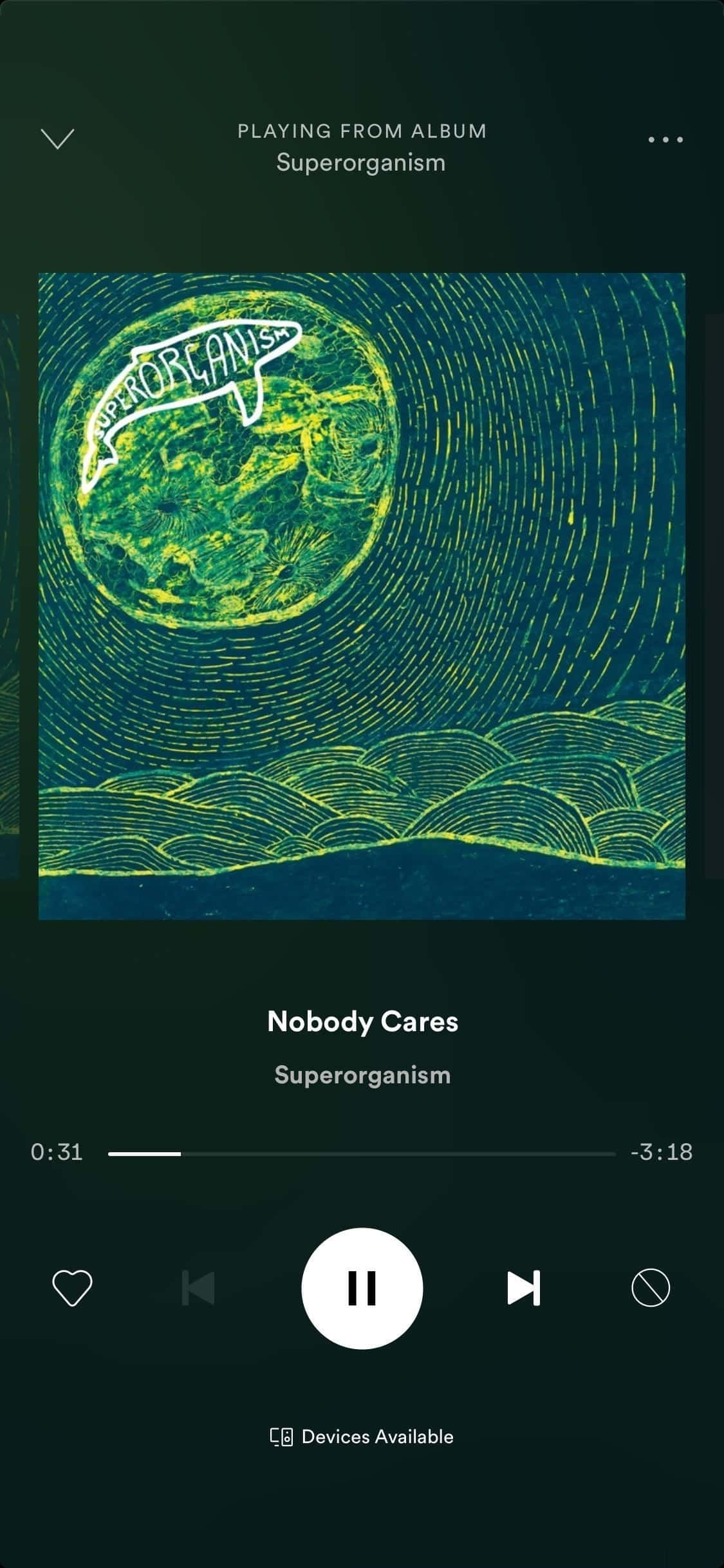 Superorganisms《Nobody》歌曲封面圖 壁紙 — 一個風格化的綠色和黃色行星，帶有旋轉線條和單詞「SUPERORGANISM」，漂浮在波浪地形之上，背景為深藍綠色。