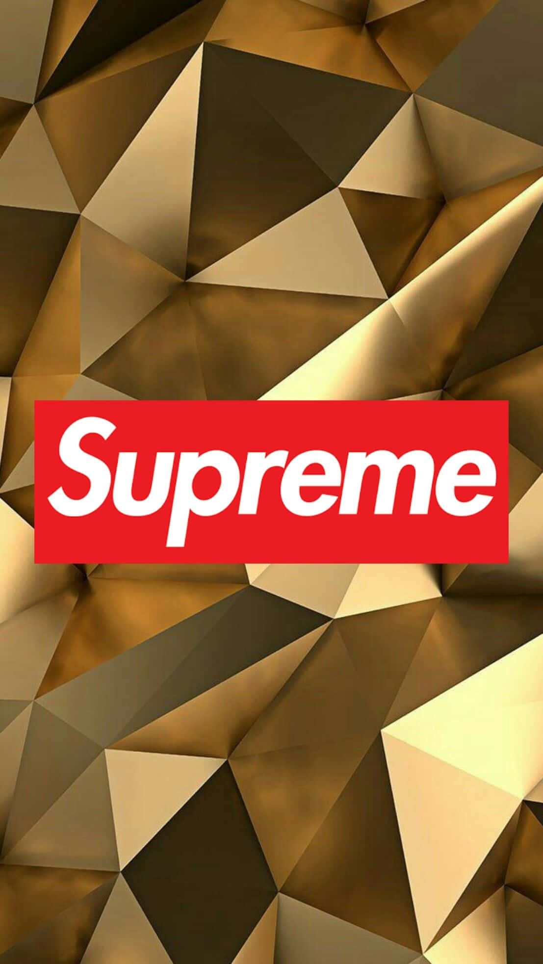 經典 Supreme 品牌藝術塗鴉壁紙 壁紙 — 一個大膽的紅色Supreme標誌居中在閃爍的金色幾何三角形圖案背景上。