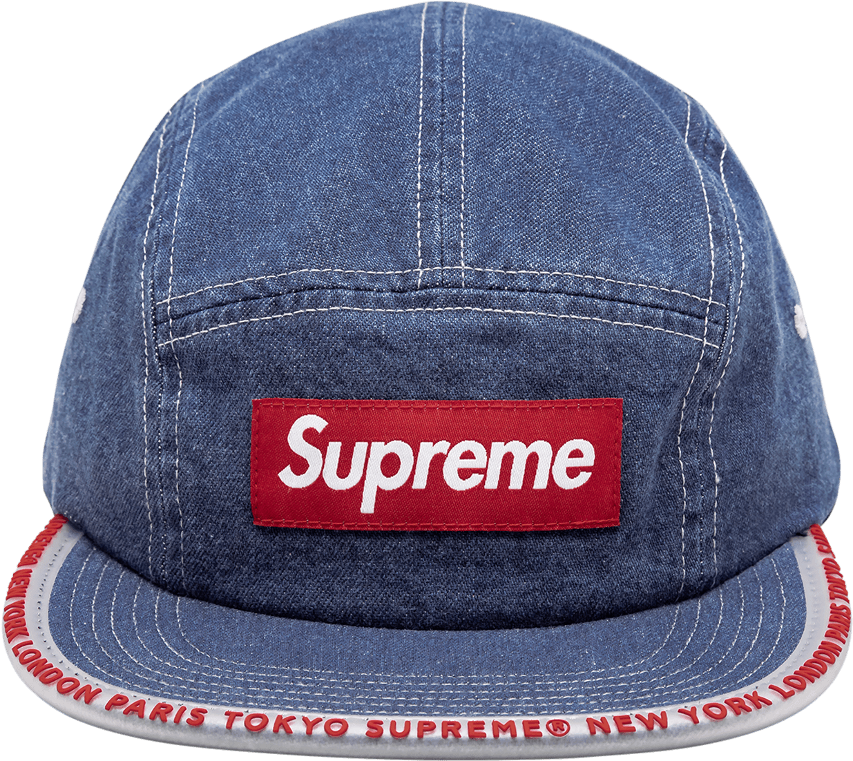 Supreme品牌牛仔棒球帽 壁紙 — 黑色背景上，一頂牛仔布五片帽，帽沿周圍繡有紅色Supreme方框標誌和城市名稱。