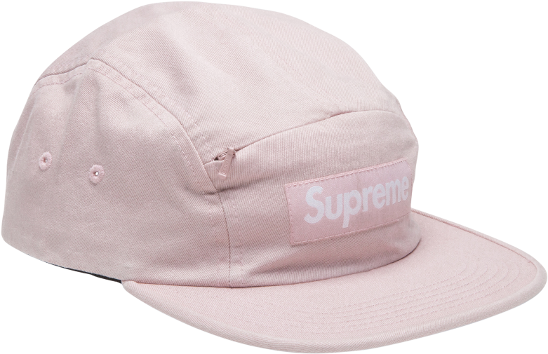 Supreme粉色露營帽 壁紙 — 黑色背景上帶有白色Supreme標誌貼片的柔軟粉紅色五片帽。