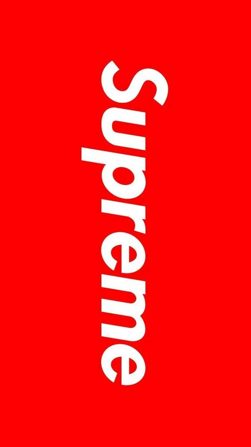 展現 Supreme 街頭時尚風格的高解析度標誌壁紙 壁紙 — 粗體白色「Supreme」標誌垂直居中於純紅色背景上。