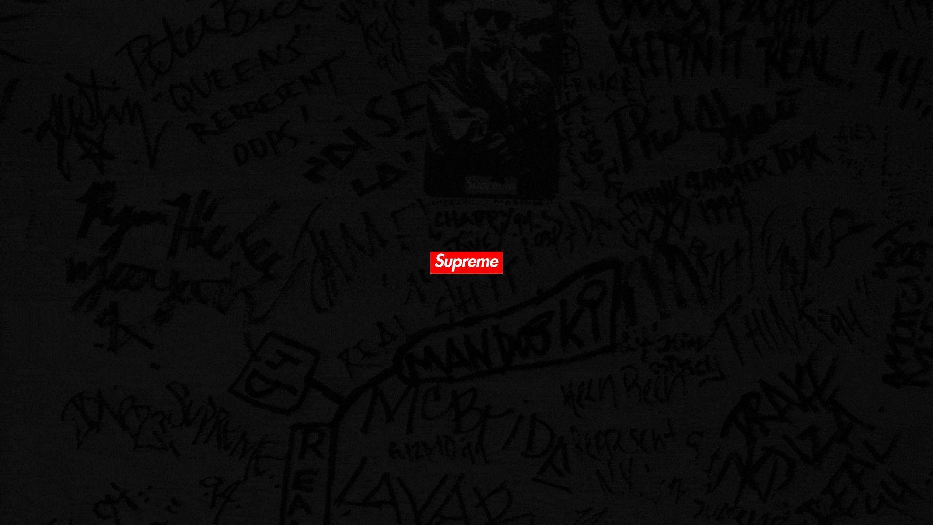 迷你標誌Supreme筆電 壁紙 — 一面佈滿塗鴉標籤的深色牆壁，中央有一個紅色的Supreme標誌。