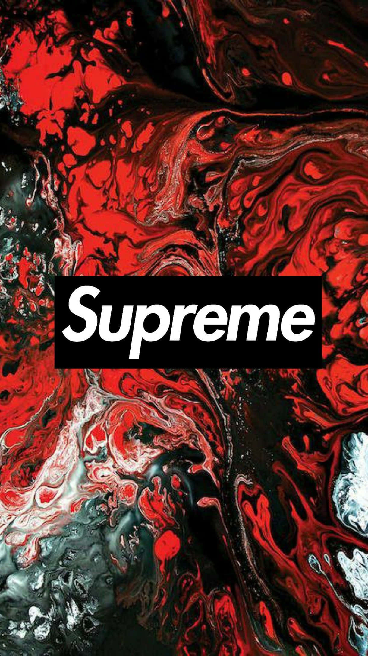 Supreme 風格的活力能量 壁紙 — 充滿活力的紅色、黑色和白色抽象漩渦形成動態流體背景，中央有一個醒目的Supreme標誌。