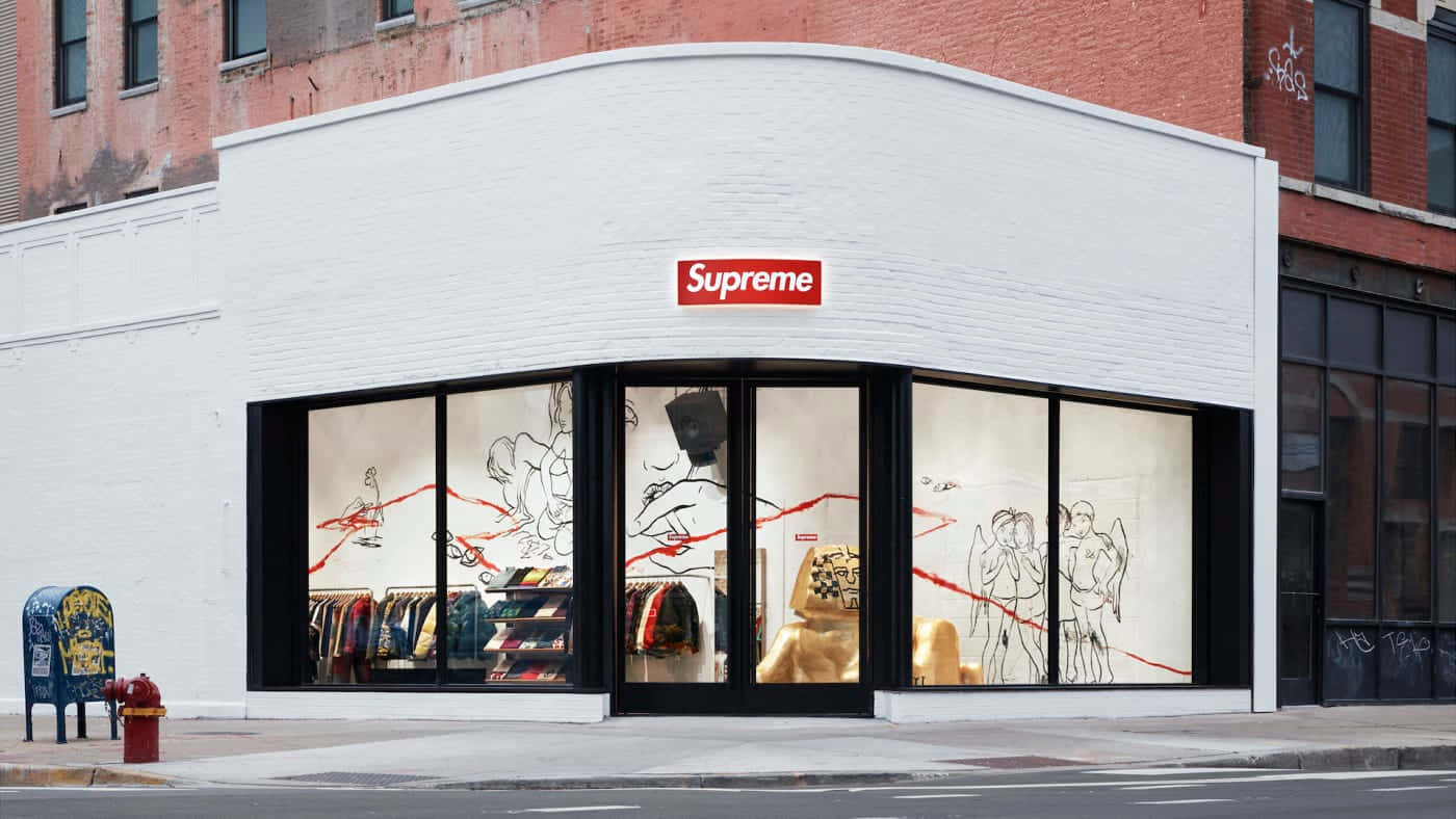 Supreme角落店舖，白色磚牆外牆和大窗戶展示街頭服飾和草圖。