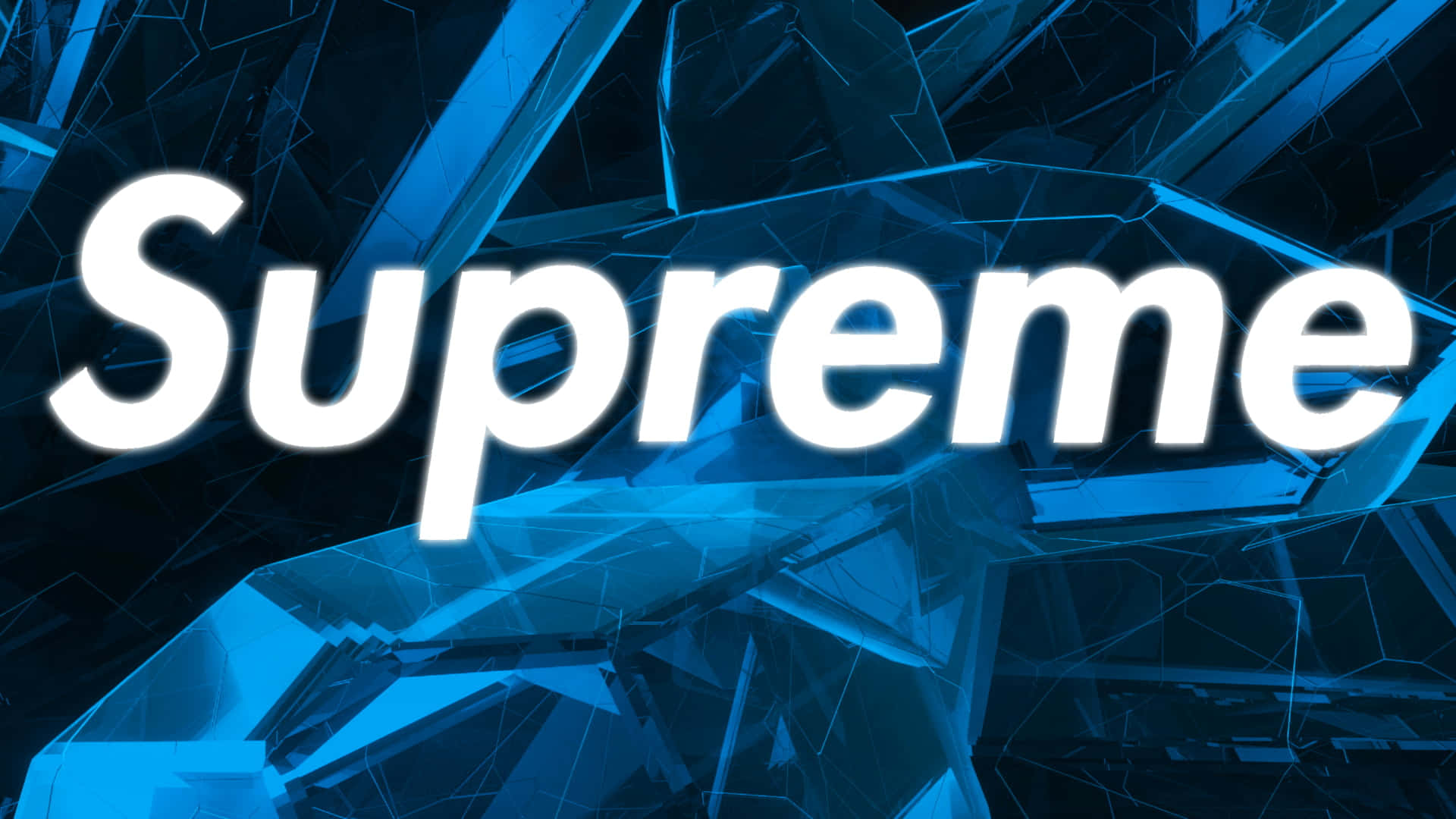 激勵人心的藍色Supreme背景 壁紙 — 「Supreme」一詞以粗體白色字母在破碎的藍色玻璃背景上發光，帶有尖銳的幾何碎片。