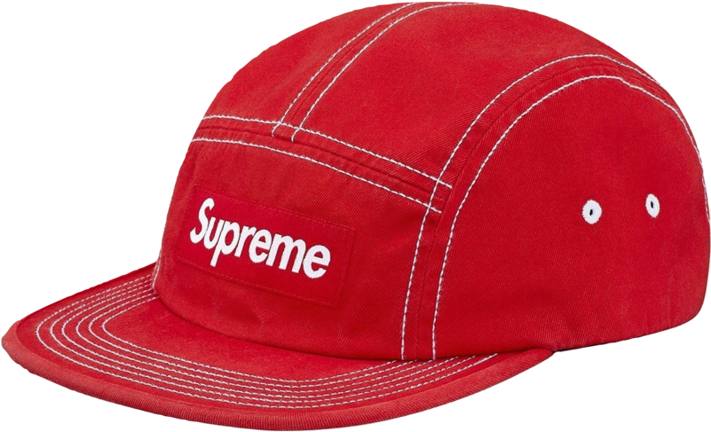 Supreme紅色五片式棒球帽 壁紙 — 一頂大膽的紅色Supreme品牌帽子，帶有白色縫線和標誌貼片，襯托在鮮明的黑色背景上。