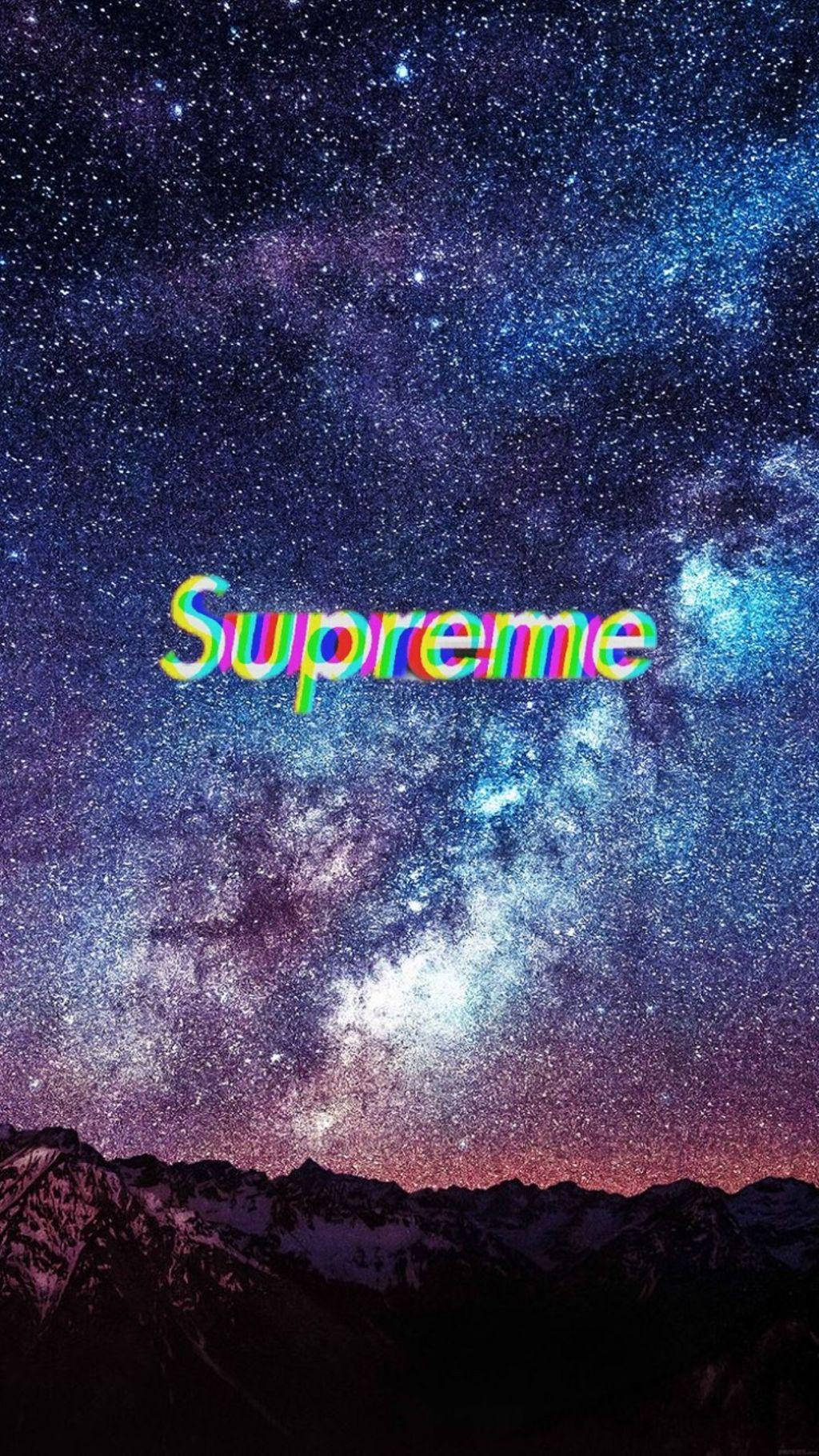 涼爽星系 Supreme 壁紙 — 一個鮮豔的彩虹故障效果Supreme標誌漂浮在星空銀河之上，下方是夜晚積雪的山峰。