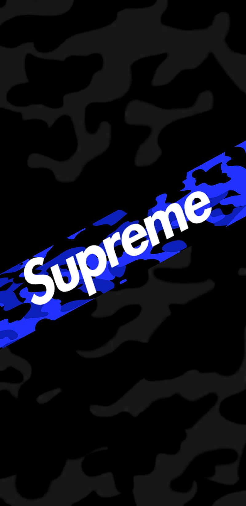 男女皆宜的奢華藍色Supreme上衣 壁紙 — 大膽的白色「Supreme」標誌斜向切割穿過深色背景上的黑色和藍色迷彩圖案。