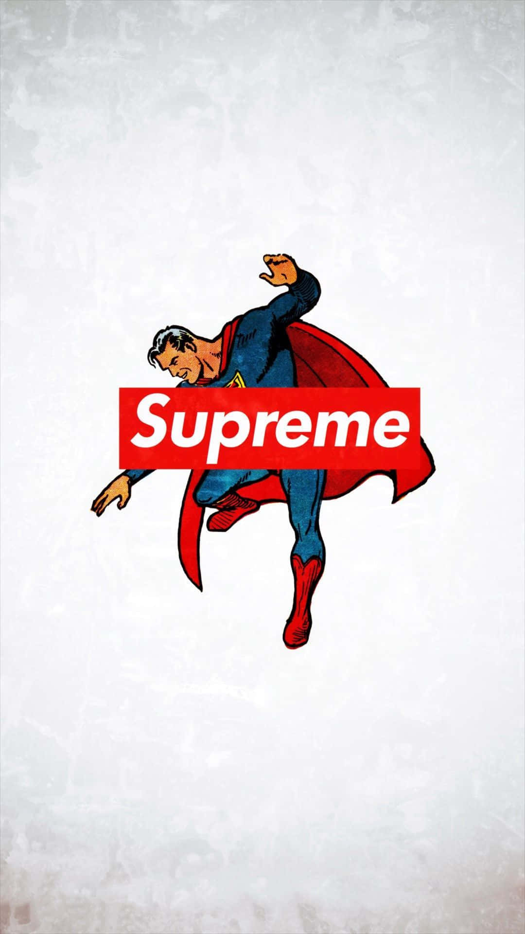 Supreme 品牌卡通超人服裝 壁紙 — 超人動態飛行，紅色Supreme標誌疊加在他的軀幹上，背景為紋理白色。
