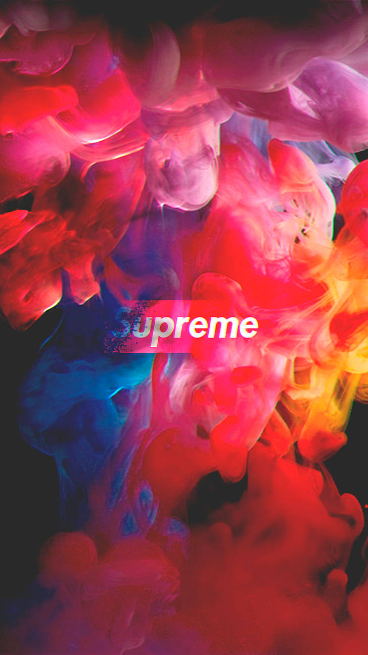藍粉紅橙 supreme 云彩背景 壁紙 — 鮮豔的紅色、橙色和藍色墨水漩渦在黑色背景上爆發，中央有一個白色的 supreme 標誌。