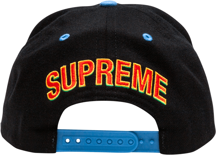 Supreme 品牌黑色棒球帽 壁紙 — 黑色 snapback 帽，帶有鮮紅色刺繡的 'SUPREME' 標誌，以綠色和黃色勾勒輪廓，襯托在純黑背景上。