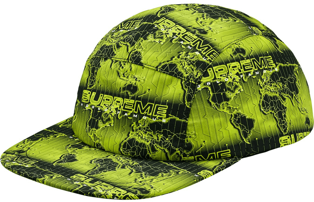 Supreme品牌世界地圖棒球帽 壁紙 — 螢光綠色棒球帽，帶有世界地圖和重複的Supreme標誌，以發光黑色呈現，背景透明。