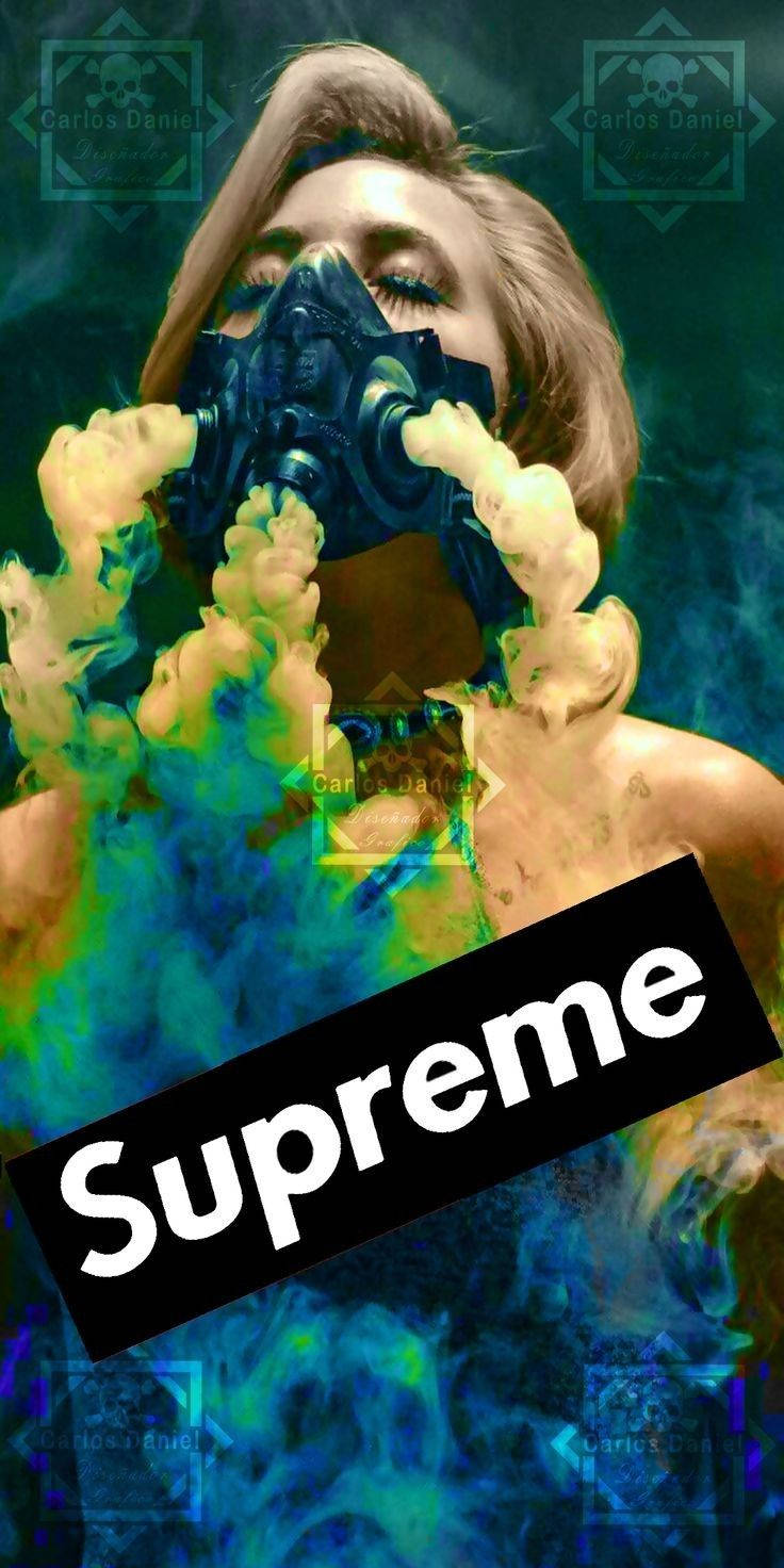 Supreme美學彩色煙霧 壁紙 — 一個人戴著防毒面具，被旋轉的霓虹煙霧包圍，並有醒目的Supreme標誌疊加。