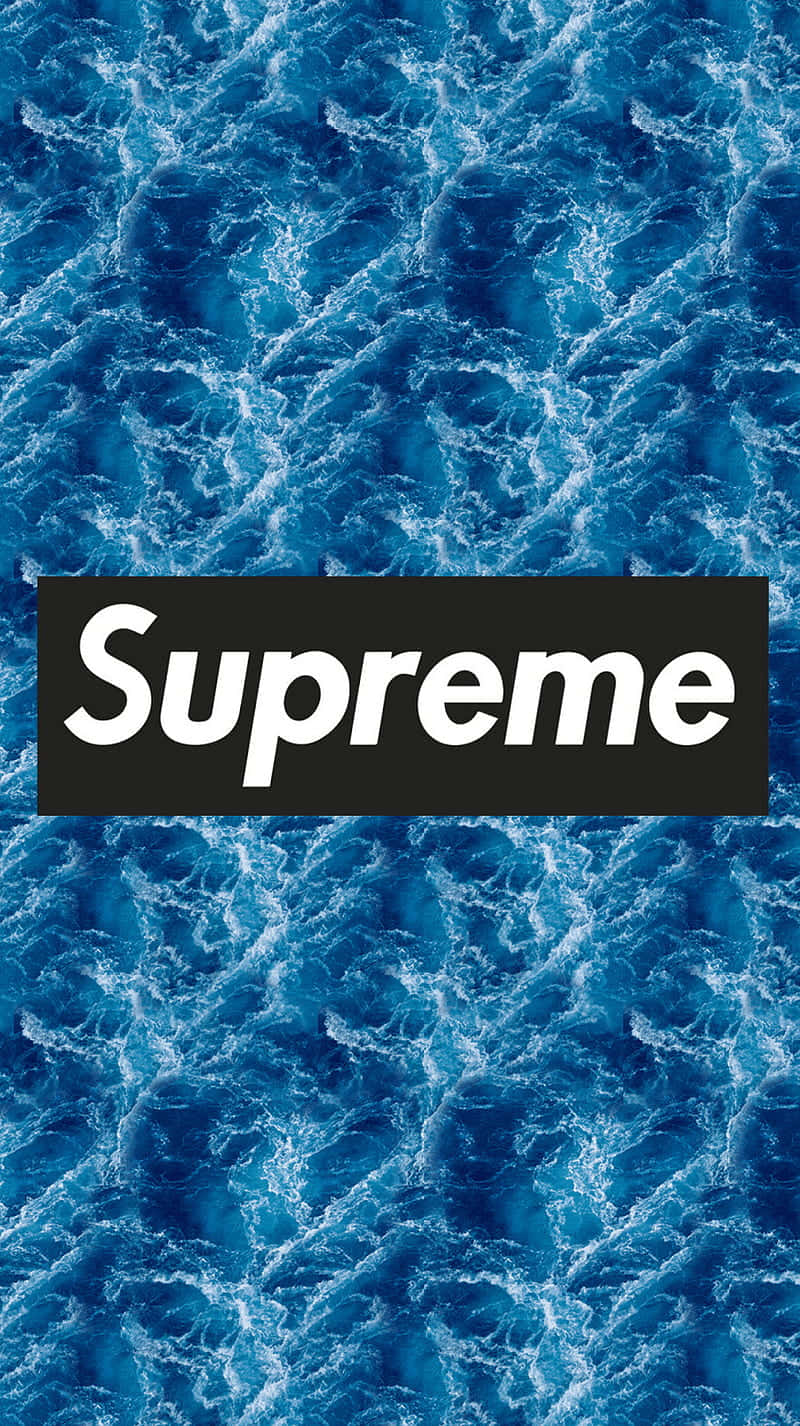 震撼藍色Supreme壁紙 壁紙 — 一個大膽的黑色Supreme標誌，居中在帶有白色泡沫波浪的動態藍色水紋理上。