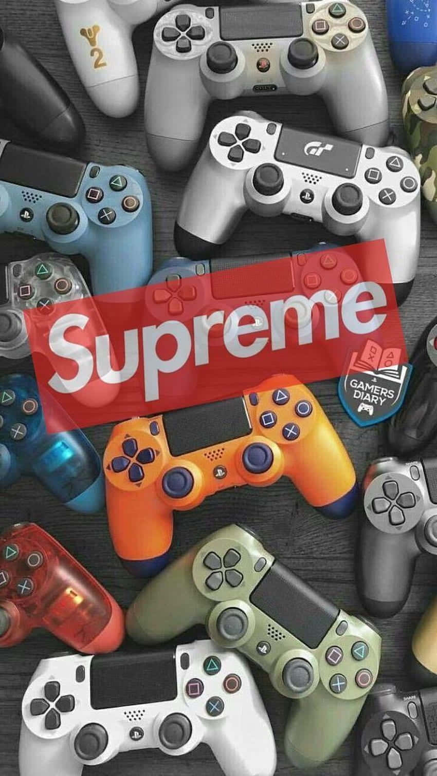Supreme 品牌可愛遊戲控制器 壁紙 — 一系列色彩繽紛的PlayStation控制器散落在深色木質表面上，並帶有紅色Supreme標誌疊加。