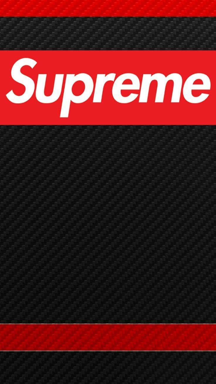 Supreme標誌在碳纖維背景上，帶有紅色條紋