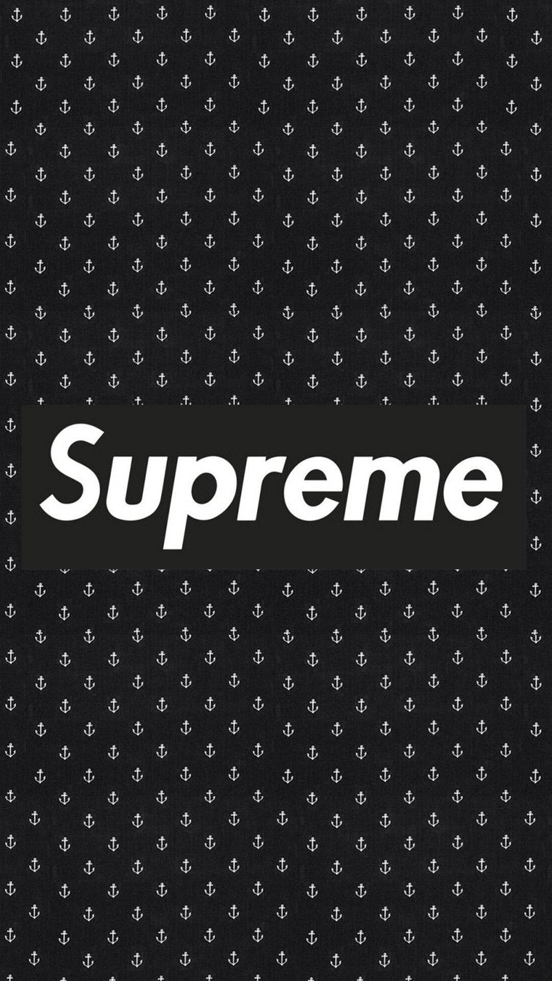黑色背景，帶有白色錨點圖案和置中的Supreme標誌。