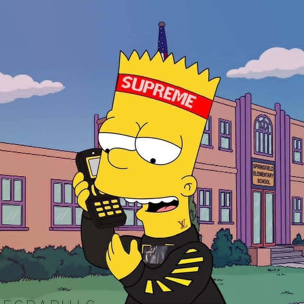 Bart Simpson 戴著 Supreme 帽和 LV 外套在學校外講電話。