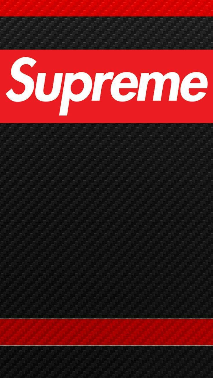 Supreme 於黑紅斜線 壁紙 — 大膽的紅色Supreme標誌居中於黑色碳纖維紋理上，頂部和底部有匹配的紅色條紋。
