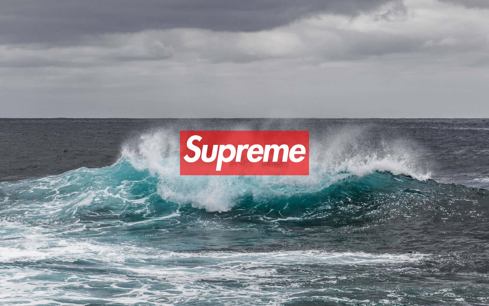 一道衝擊的海浪，上面疊加了一個紅色Supreme標誌。