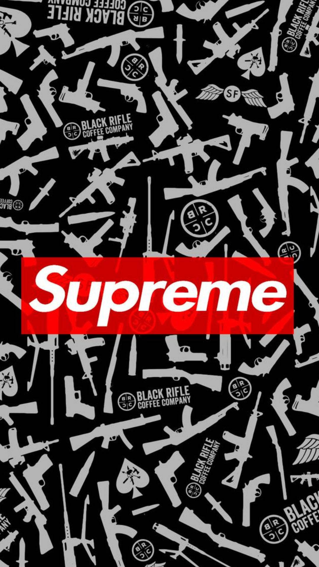 Supreme 標誌搭配槍械圖案於 Superior 背景 壁紙 — 黑色背景上佈滿白色槍械剪影和Black Rifle Coffee Company標誌，中央有一個紅色Supreme標誌。