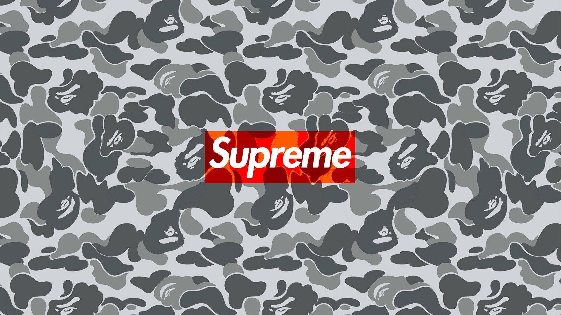 Supreme 標誌於 BAPE 背景 壁紙 — 一個大膽的紅色Supreme標誌居中在灰色迷彩圖案上，帶有重複的猿頭剪影。